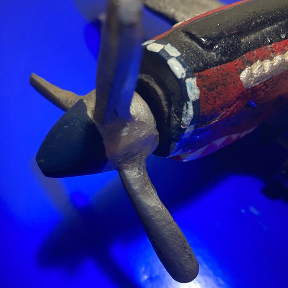 Vintage cast iron kitty hawk fighter plane (shark mouth) toy or collectible - Picture 5 of 9